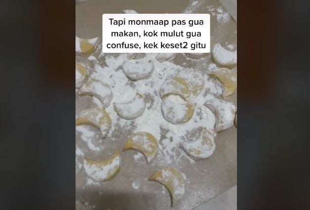 Cowok kaget makan kue putri salju buatan ibu. (TikTok)