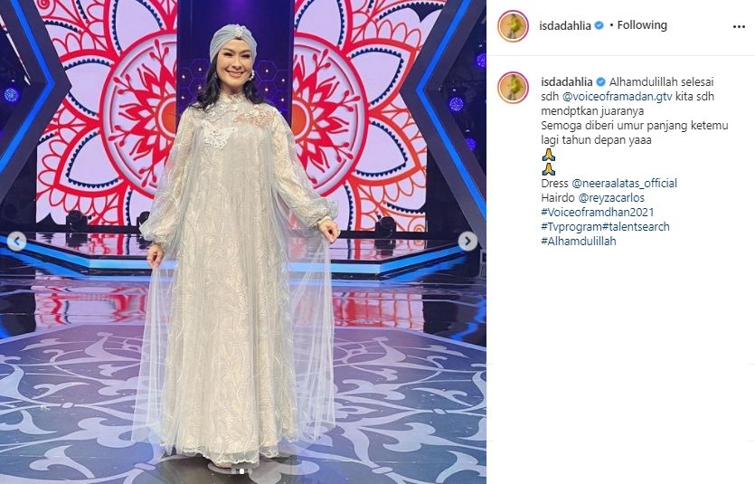 Gaya outfit Iis Dahlia dan Nissa Sabyan. (Instagram/sumsel_fanbase)