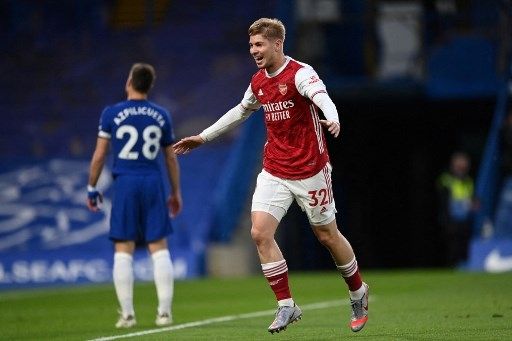 Gelandang Arsenal Emile Smith Rowe merayakan golnya ke gawang Chelsea dalam lanjutan Liga Inggris di Stamford Bridge, London. Shaun Botterill / POOL / AFP