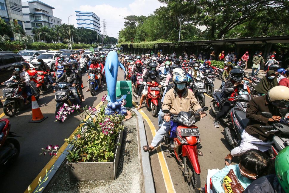 Sejumlah wisatawan antre untuk memasuki tempat wisata Ancol Jakarta, Jumat (14/5/2021). ANTARA FOTO/Rivan Awal Lingga