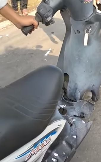 Yamaha Mio rusak diduga karena kena petasan. (Facebook)