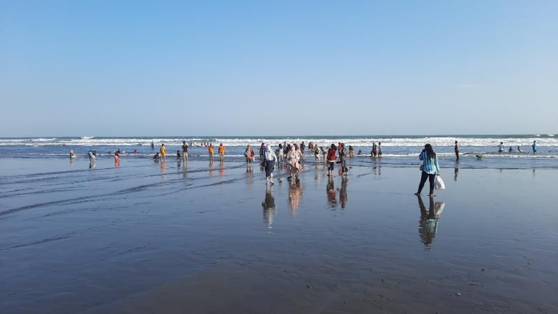 Wisatawan bermain air di Pantai Parangtritis, Kapanewon Kretek, Kabupaten Bantul, Jumat (14/5/2021). - (SuaraJogja.id/Muhammad Ilham Baktora)