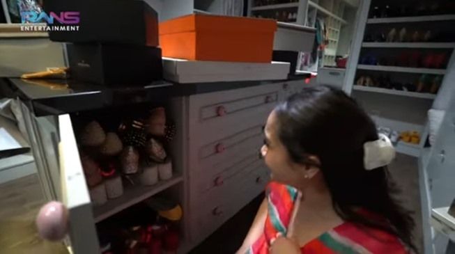 Nagita Slavina bongkar koleksi sepatu lawas miliknya. (YouTube/Rans Entertainment)