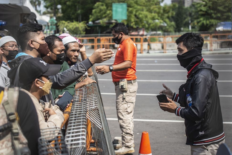 Petugas memberikan imbauan kepada warga yang akan berwisata untuk kembali pulang di depan pintu masuk Ancol Taman Impian, Jakarta, Sabtu (15/5/2021). ANTARA FOTO/Aprillio Akbar