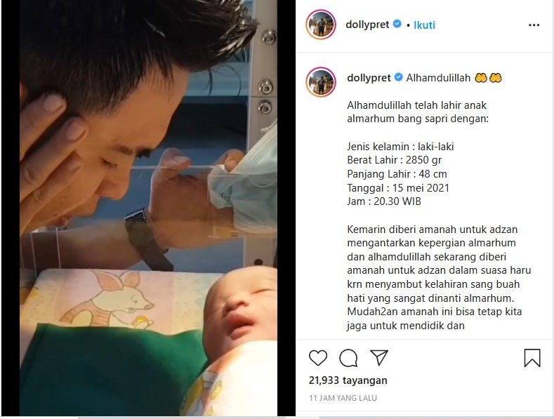 Bayi Sapri tengah diazankan oleh sang adik, Dolly. [Instagram]