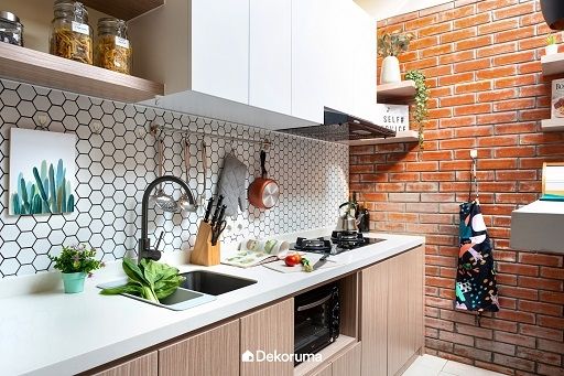 Backsplash Dapur. (Dekoruma)