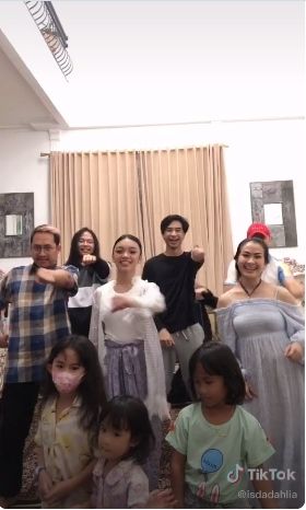 Ucapkan Lebaran, Baju Iis Dahlia Kena Hujat Netizen. (TikTok)