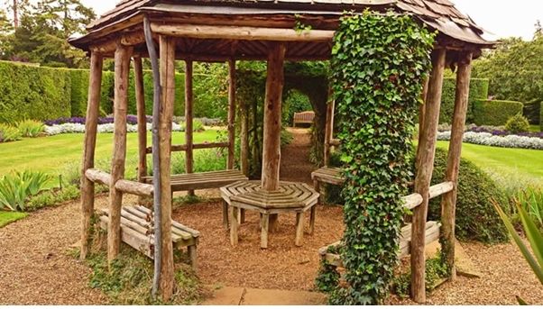 Gazebo  desain alami ini membuat Anda serasa bercengkerama di pedalaman hutan. (Own The Yard)