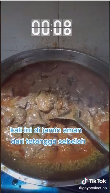 Masak rendang tengah malam agar tak ketahuan tetangga (TikTok @gayocolection)