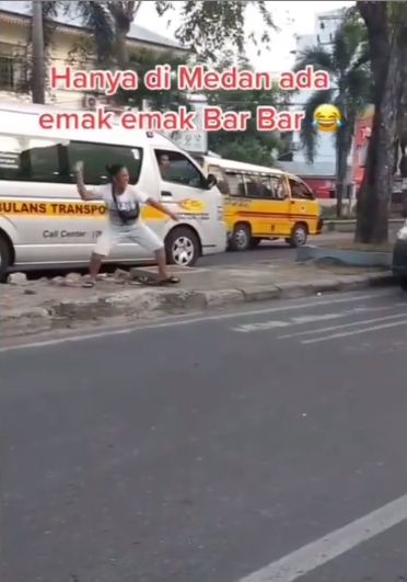 Emak-emak emosi sampai lempar batu ke sopir angkot. (Instagram/makassar_iinfo)