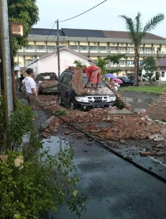 Isuzu Panther terlihat utuh usai tertimpa tembok rubuh dan diinjak pekerja konstruksi. (Facebook)