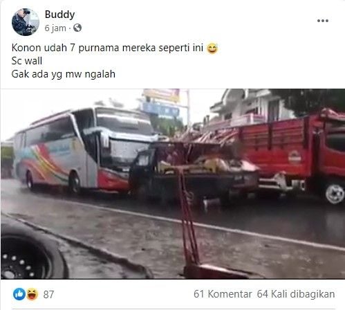Bus nekat menyalip diadang mobil dari lawan arah (FB)