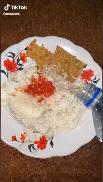 Makan nasi dicampur air (TikTok @madumu1)