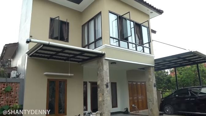 Potret rumah adik Shanty Denny. (YouTube/Shanty Denny)