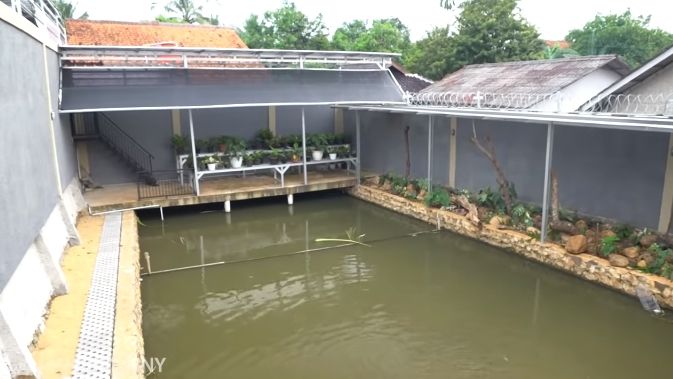 Potret rumah adik Shanty Denny. (YouTube/Shanty Denny)