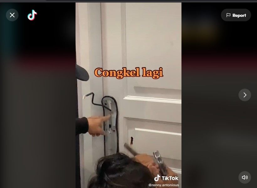 Niat Pakai Smartlock Biar Engga Repot, Berujung Pintu Dibobok. (Dok: TikTok/renny.antonious)