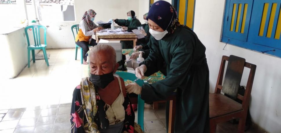 Vaksinator menyuntikkan vaksin ke warga lansia di Posyandu Lansia Pedukuhan Kedon, Kalurahan Sumbermulyo, Kapanewon Bambanglipuro, Kabupaten Bantul, Rabu (19/5/2021). - (SuaraJogja.id/Muhammad Ilham Baktora)