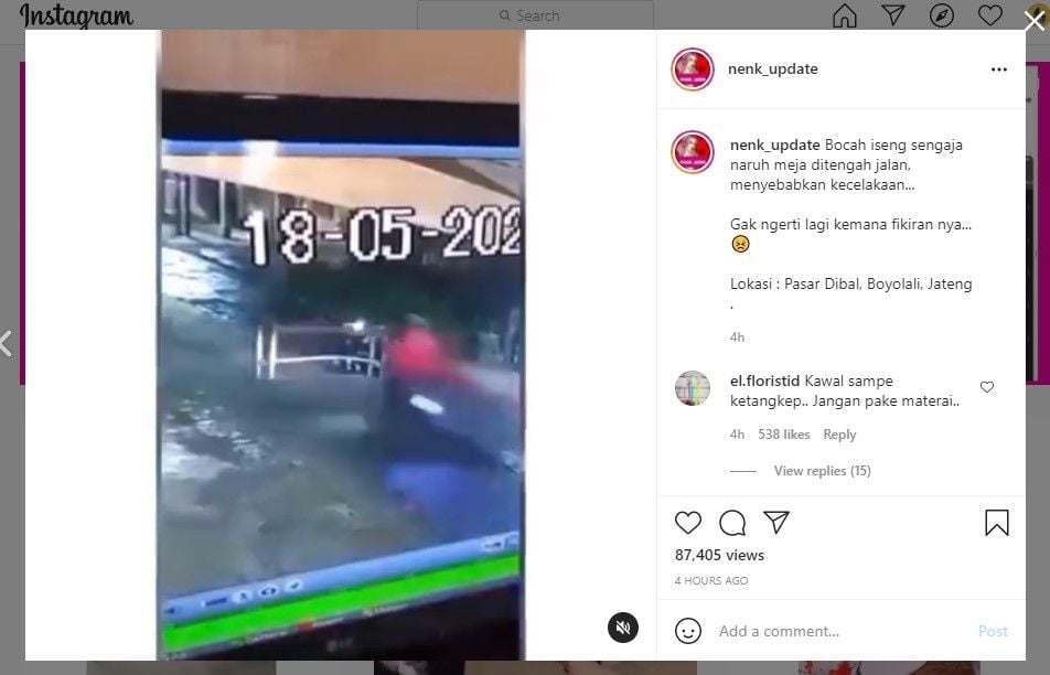 Remaja sengaja taruh meja di tengah jalan (IG/nenk_update)