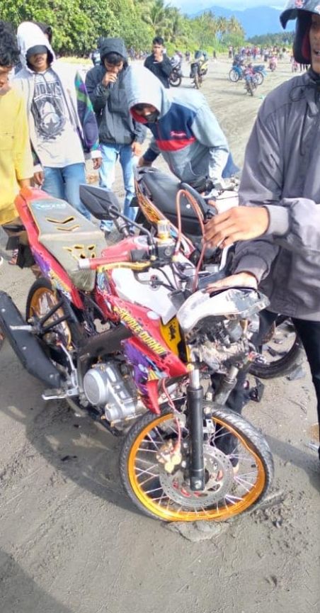 Vixion ban cacing tabrak motor klasik. (Facebook)