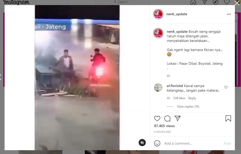 Remaja sengaja taruh meja di tengah jalan (IG/nenk_update)