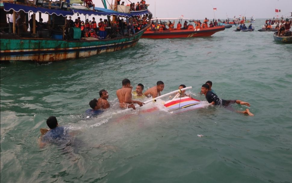 Larung kepala kerbau dalam acara Pesta Lomban Kabupaten Jepara, Kamis (20/5/2021). [Suara.com/Fadil AM]