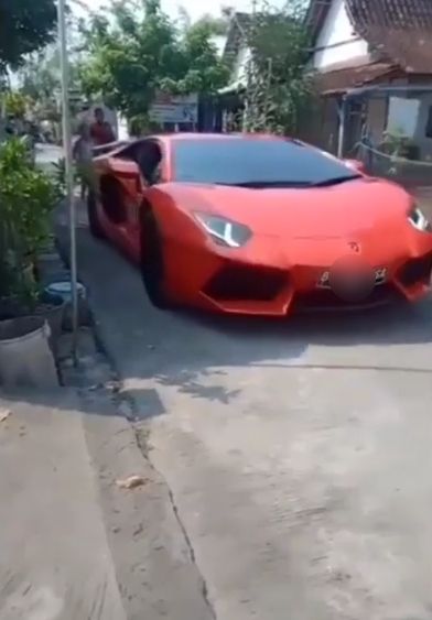 Mudik bawa Lamborghini, orang ini bikin warga kampung heboh. (Instagram)