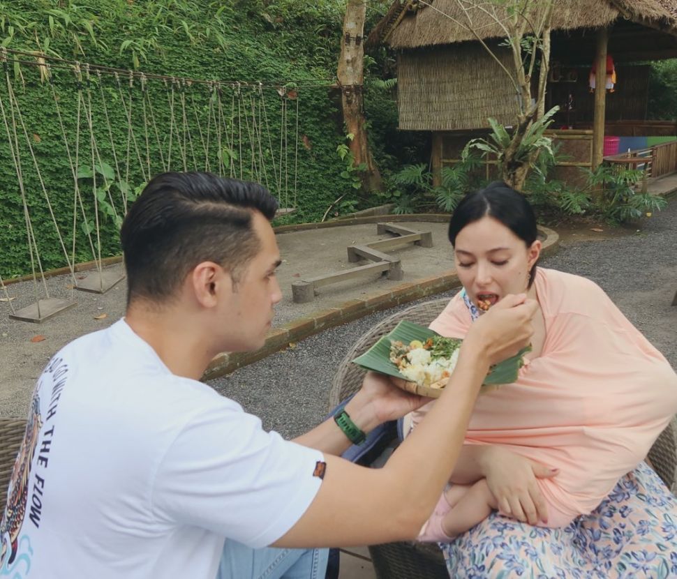 Jonas Rivanno menyuapi istrinya, Asmirandah yang tengah menyusui putrinya, Chloe. [Instagram]