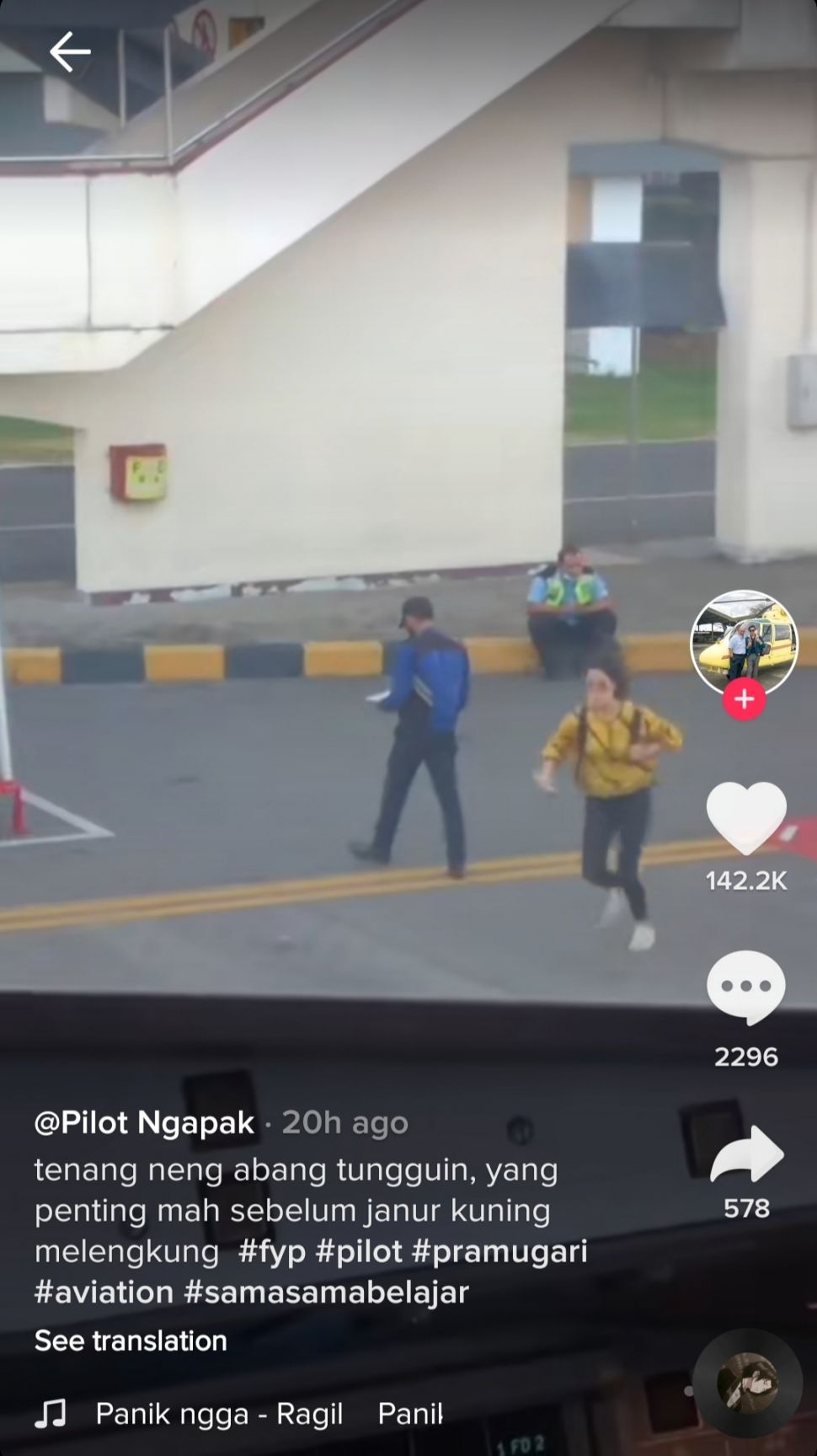 Viral perempuan mengejar pesawat. (Dok. TikTok)