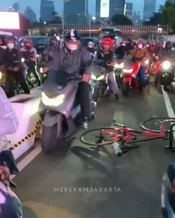 Viral pesepeda hadang pemotor yang menerobos lajur khusus. (Instagram)