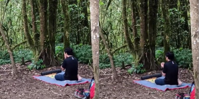 Viral pria salat di tengah hutan belantara (TikTok).