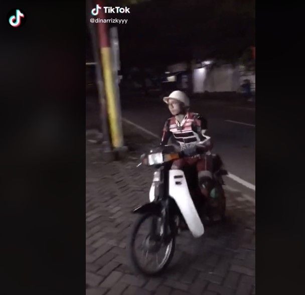 Belanja di minimarket pakai wearpack balap (tiktok)