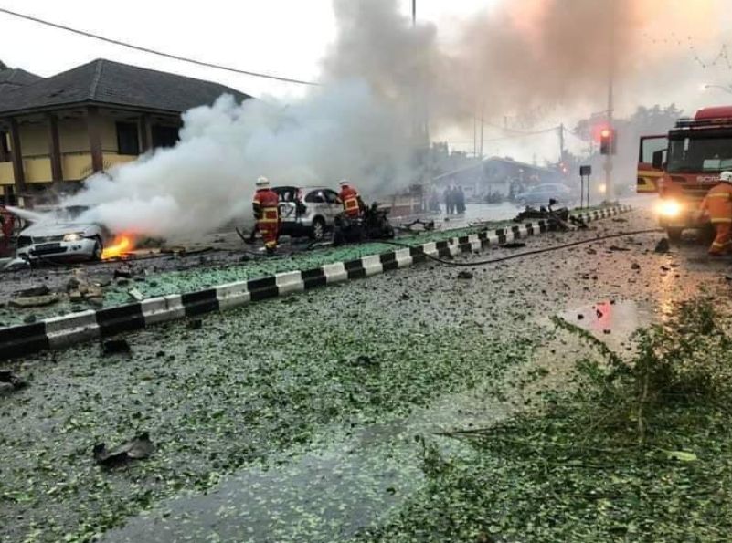 Potret ngeri mobil meledak di Malaysia. (Facebook/Motorsports Malaysia)