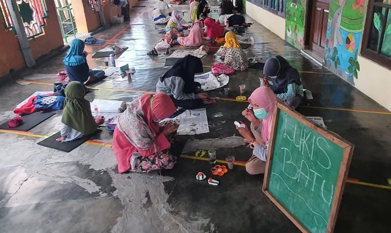 Kegiatan melukis batu yang akan digunakan sebagai donasi untuk Palestina oleh anak-anak TPA Melati Muda Masjid Al Azhar, di Suryowijayan, Gedongkiwo, Kecamatan Mantrijeron, Kota Yogyakarta pada Sabtu (22/5/2021). [Hiskia Andika Weadcaksana / SuaraJogja.id]