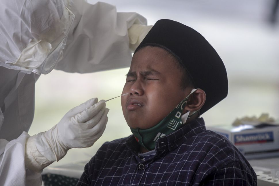 Petugas melakukan tes cepat (rapid test) Antigen COVID-19 kepada santri di Pendopo Sidoarjo, Jawa Timur, Sabtu (22/5/2021). [ANTARA FOTO/Umarul Faruq]