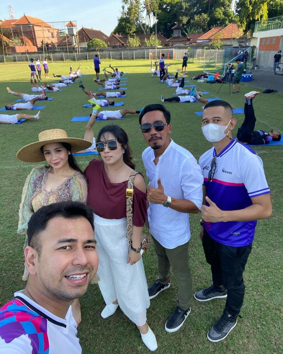 Raffi Ahmad dan Nagita Slavina menyaksikan pemain klub RANS Cilegon FC melakukan latihan di Bali. [Instagram]