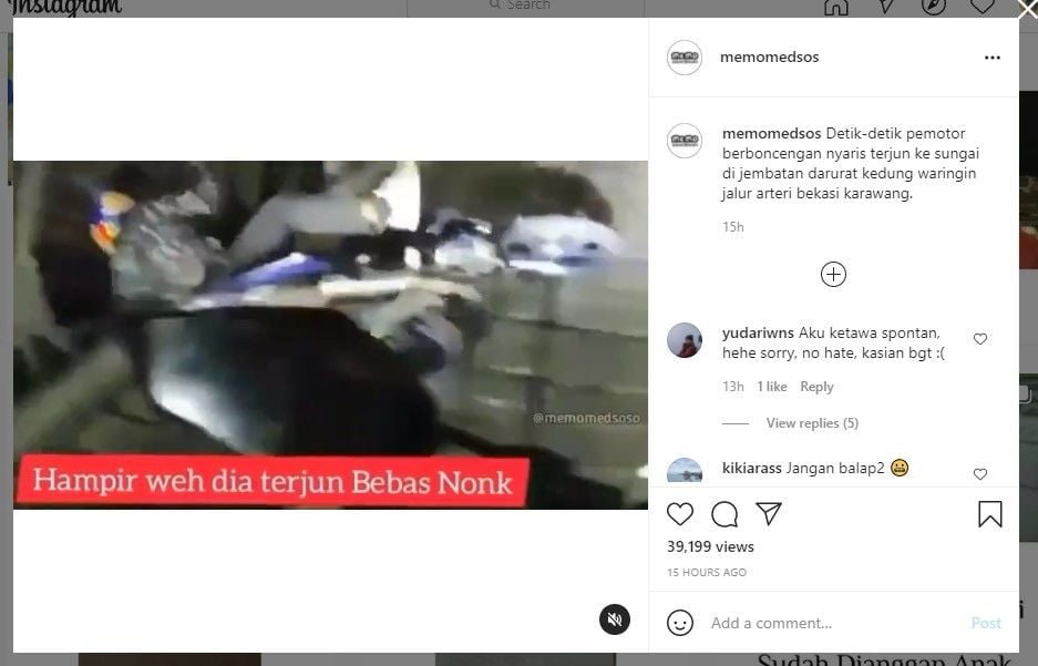 Penumpang motor nyaris terjun ke sungai saat lewati jembatan (IG/memomedsos)