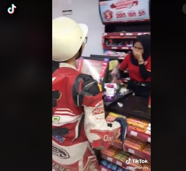 Belanja di minimarket pakai wearpack balap (tiktok)