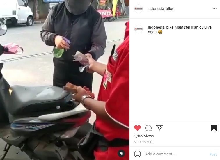 Viral aksi pemotor sterilkan uang di SPBU. (Instagram)