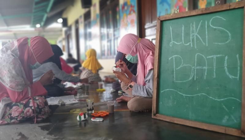 Kegiatan melukis batu yang akan digunakan sebagai donasi untuk Palestina oleh anak-anak TPA Melati Muda Masjid Al Azhar, di Suryowijayan, Gedongkiwo, Kecamatan Mantrijeron, Kota Yogyakarta pada Sabtu (22/5/2021). [Hiskia Andika Weadcaksana / SuaraJogja.id]