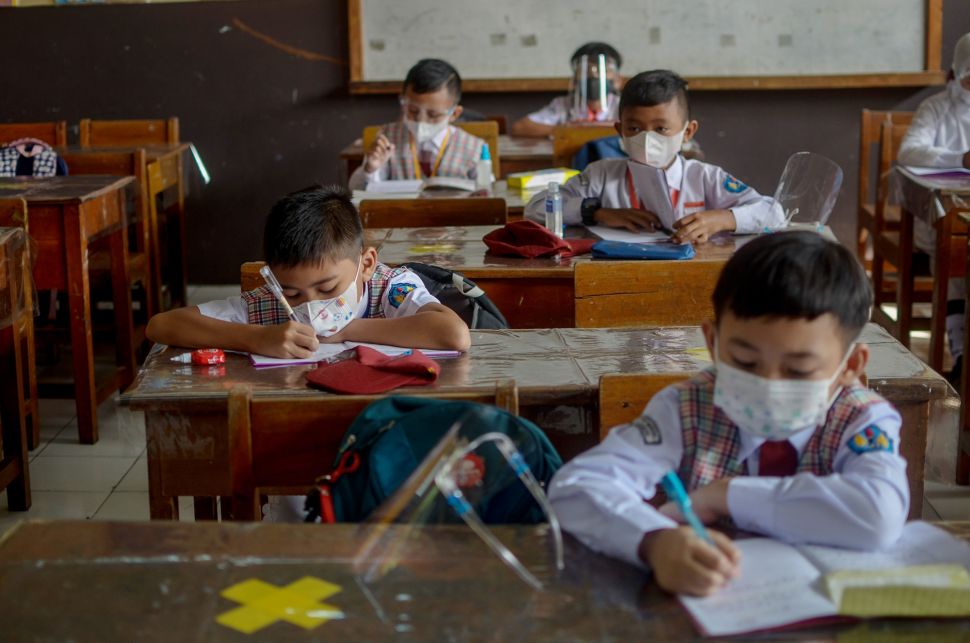 Sejumlah siswa mengikuti simulasi pembelajaran tatap muka di SD Cimahi Mandiri 2, Cimahi, Jawa Barat, Senin (24/5/2021). ANTARA FOTO/Raisan Al Farisi