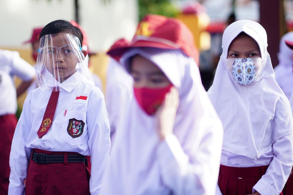 Sejumlah siswa mengikuti upacara pembukaan proses belajar tatap muka di Sekolah Dasar (SD) Negeri 3 Bulango Timur, Kabupaten Bone Bolango, Gorontalo, Senin (24/5/2021).  ANTARA FOTO/Adiwinata Solihin