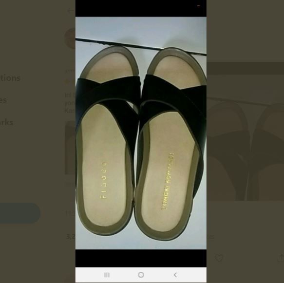 Pembeli Bingung, Olshop Ini Jual Sandal Sepasang Tapi Beda Merek (twitter.com/txtdarionlshop)