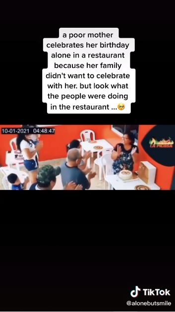 Momen haru ibu rayakan ulang tahun sendiri di restoran (TikTok @alonebutsmile)