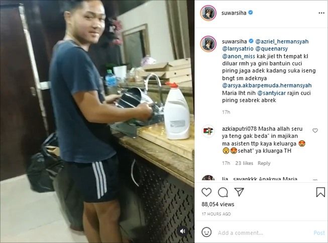 Azriel Hermansyah Tak Gengsi Cuci Piring di Dubai, Orangtuanya Ikut Dipuji. (Instagram/@suwarsiha)