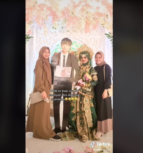 Viral, Wanita Ini Ajak Standee Jungkook BTS ke Kondangan Teman (tiktok.com/@owloveyou)