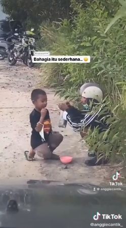 Momen haru ayah dan anak suap-suapan di pinggir jalan. (Tiktok/@anggiecantik_)