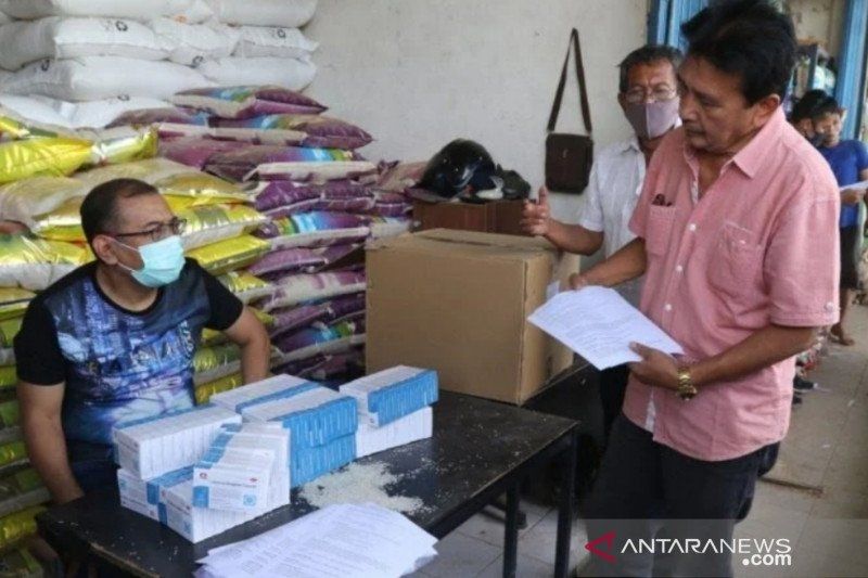 Pengusaha beras di Pasar Induk Cipinang, Jakarta Timur mendonasikan obat Lianhua Qingwen Capsules (LQC) kepada kuli angkut beras, 16 Mei 2020. (ANTARA/Andi Firdaus).