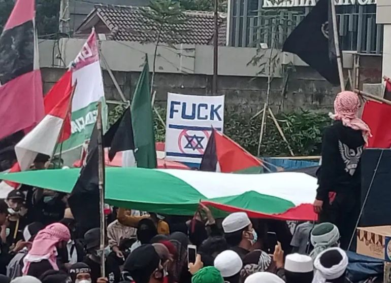 ibuan masyarakat Cianjur menggelar long march aksi bela Palestina, Senin (24/5/2021). (Foto: Afsal Muhammad/cianjurtoday.com)