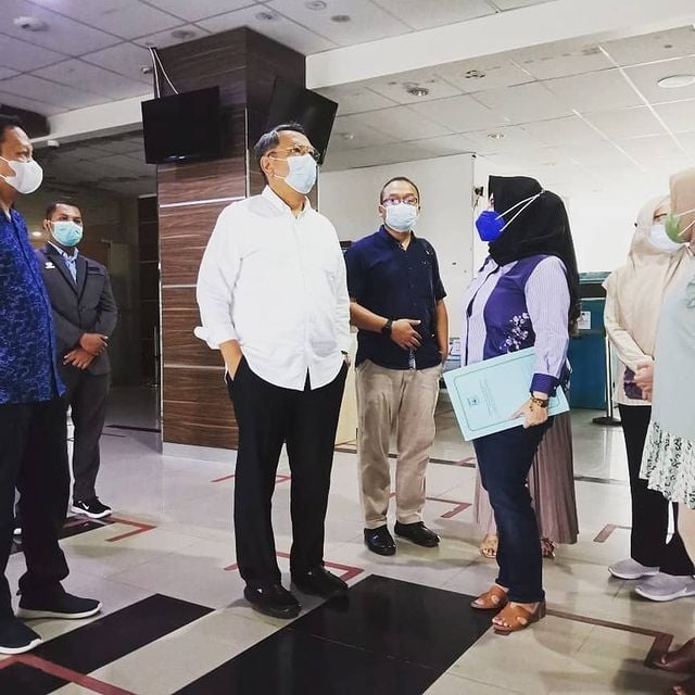 Wali Kota Tangsel Benyamin Davnie saat melakukan kunjungan ke fasilitas rumah sakit di daerahnya. [Instagram @benyamindavnie/capture]