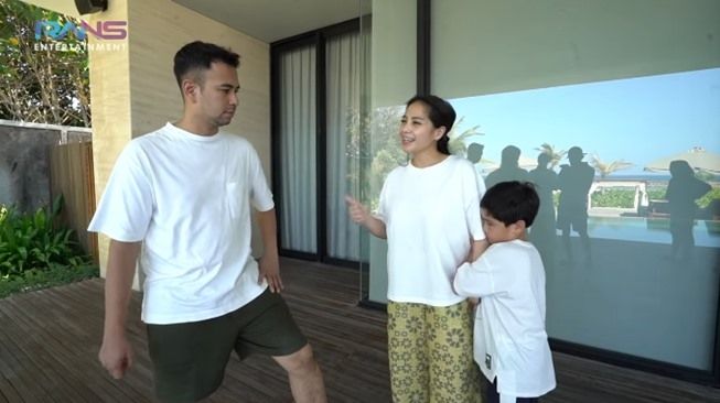 Nagita Slavina pakai celana kolor motif bunga-bunga. (YouTube/Rans Entertainment)